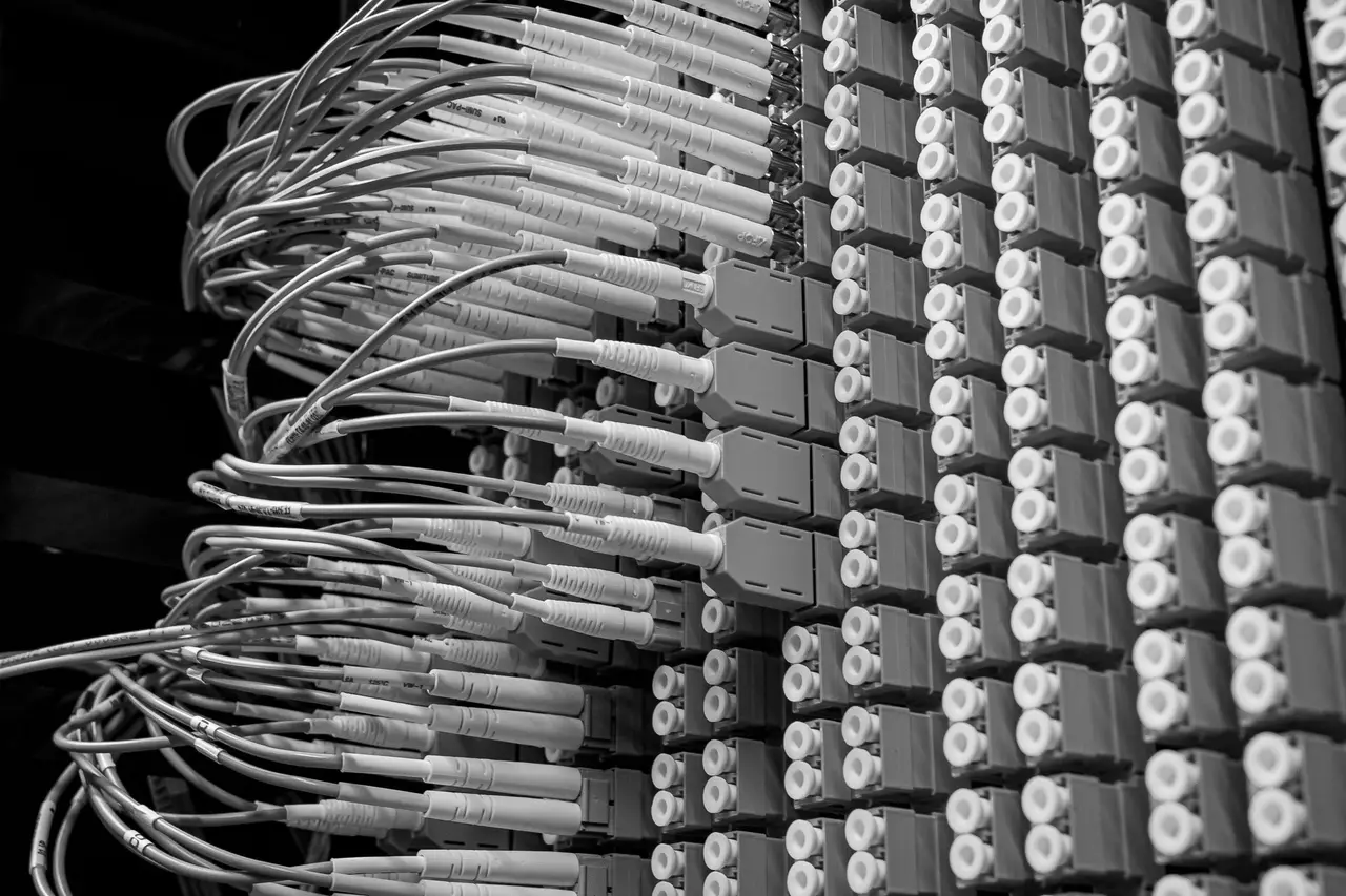 Cabos de fibra óptica conectados a um painel de distribuição