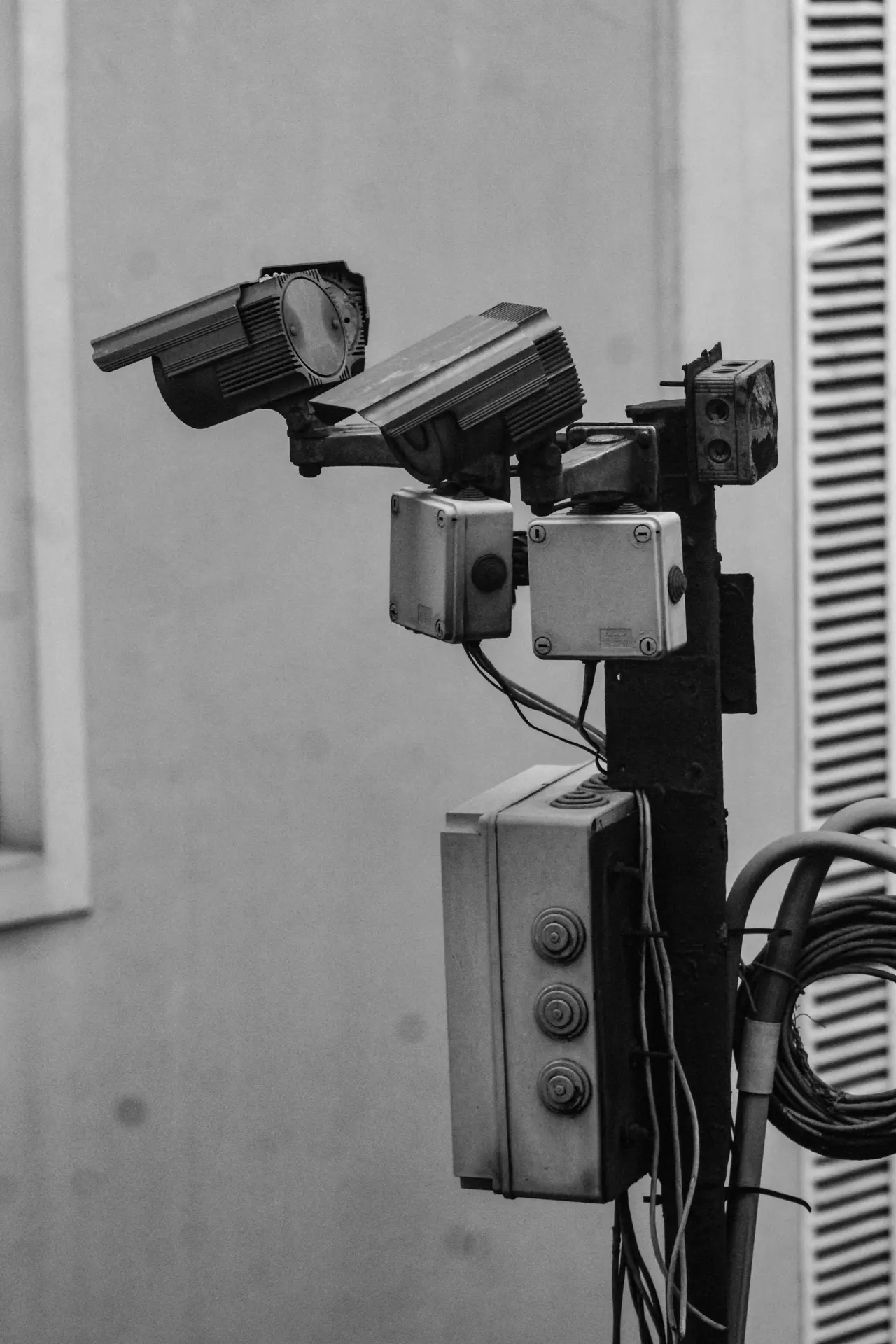 Câmeras de segurança instaladas em poste